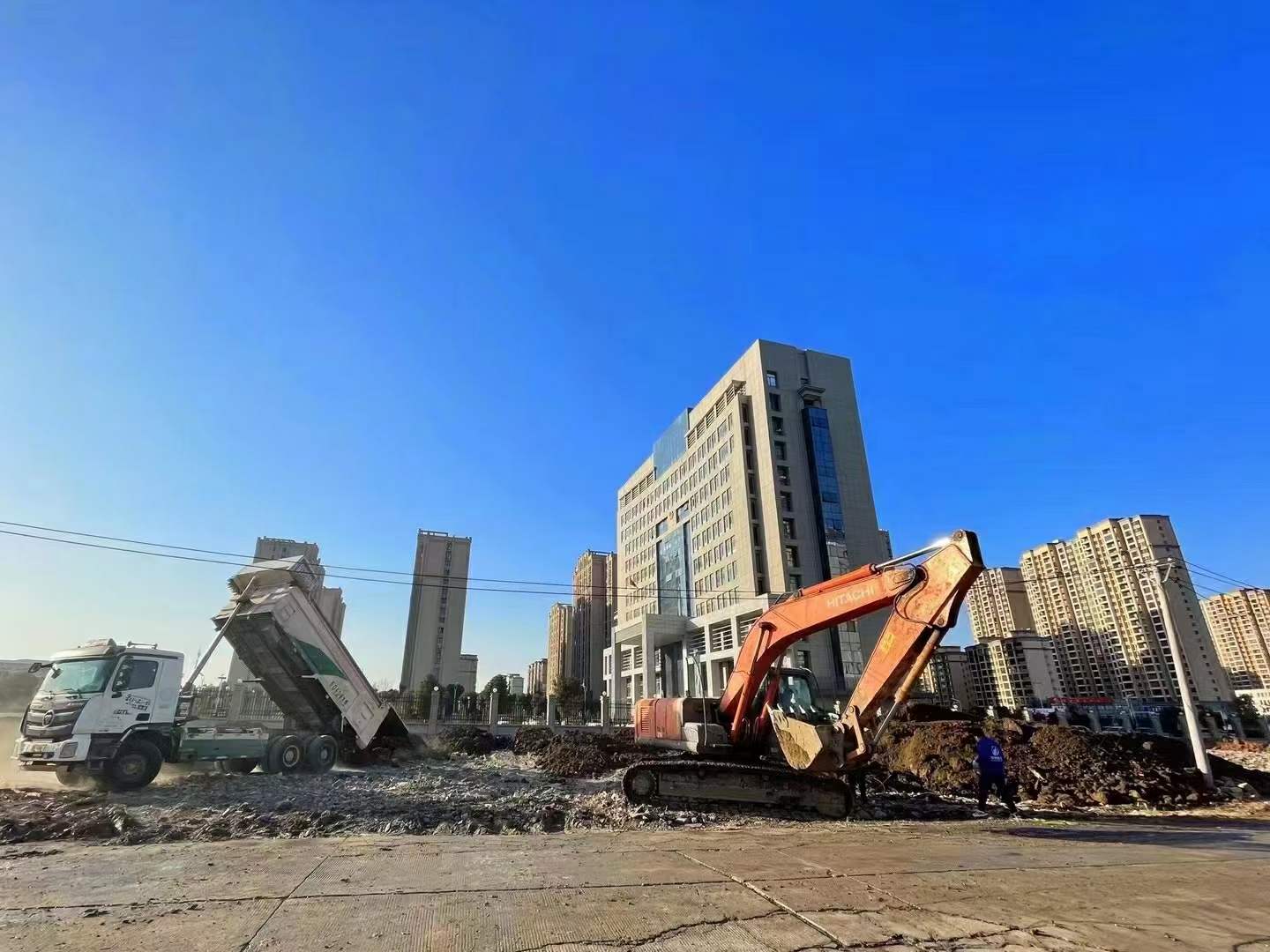 豪家集團承建的政務花園項目、污水管網項目、CBD公園項目施工中